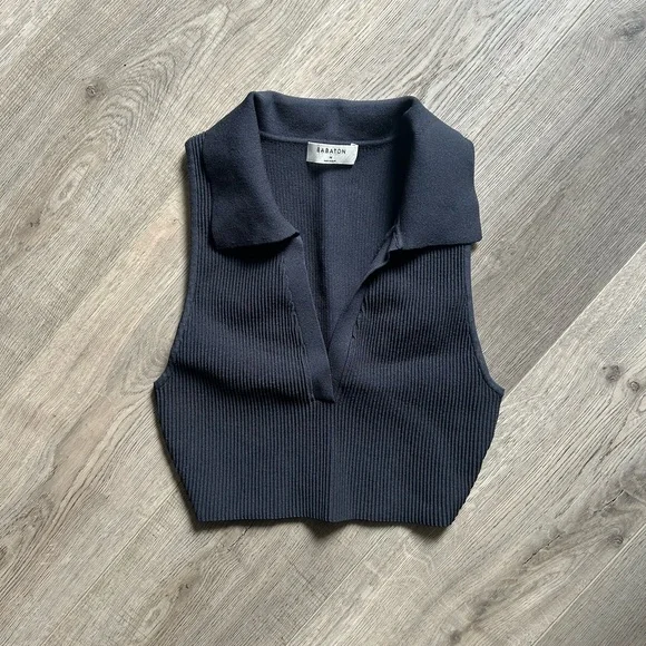 BNWOT Aritzia Babaton Sculpt Knit Sleeveless Ribbed Polo Crop Top - Picture 2 of 3